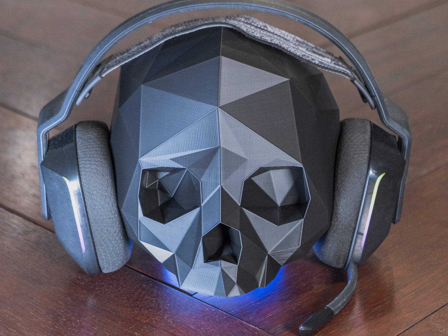 RGB Skull Headphone Stand – Low Poly LED Hat Holder for Desk or Gaming Setup